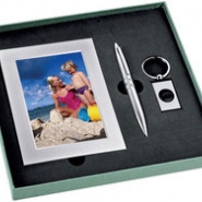 Набор: рамка для фотографии 9x13 cм, ручка, брелок-фонарик