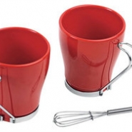 Набор: 2 чашки по 235 мл, 2 салфетки, кольца для салфеток, 2 венчика длявзбивания пены, красный