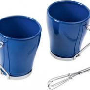 Набор: 2 чашки по 235 мл, 2 салфетки, кольца для салфеток, 2 венчика длявзбивания пены, синий