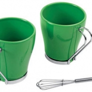 Набор: 2 чашки по 235 мл, 2 салфетки, кольца для салфеток, 2 венчика длявзбивания пены, зеленый